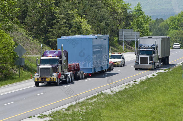 公路上的<strong>大卡车</strong>