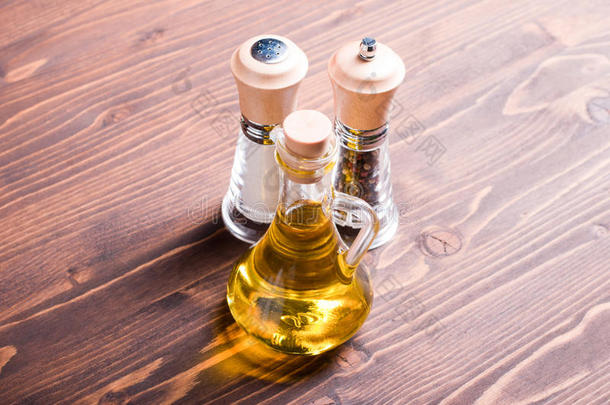 盐和胡椒，葵花籽油放在棕色桌面和侧视图上