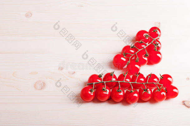 樱桃西红柿树枝放在一个轻木桌面上