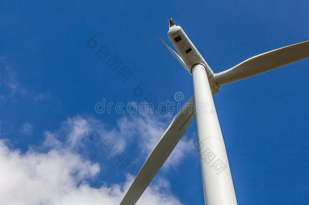 风力发电厂生产可替代能源的风力发电机组特写