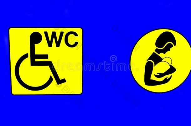 厕所。公共厕所。残疾人。婴儿更衣室。签名