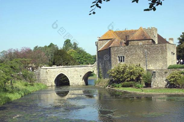 英国利兹城堡护城河老门楼和一座桥