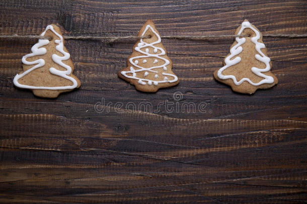 圣诞背景是用糖霜装饰的<strong>饼干</strong>，放在<strong>木板上</strong>。