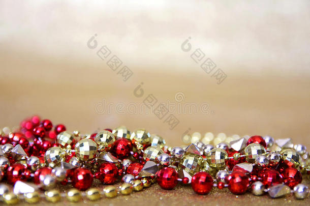 红色和金色串珠项链框金色闪光背景