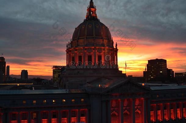 橙色旧金山市政大厅日出