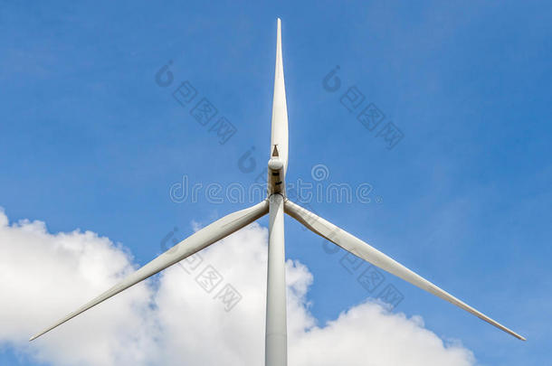 风力发电厂生产替代能源的风力发电机组特写