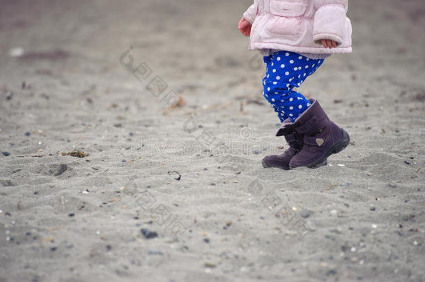 冬天海滩上散步的小孩