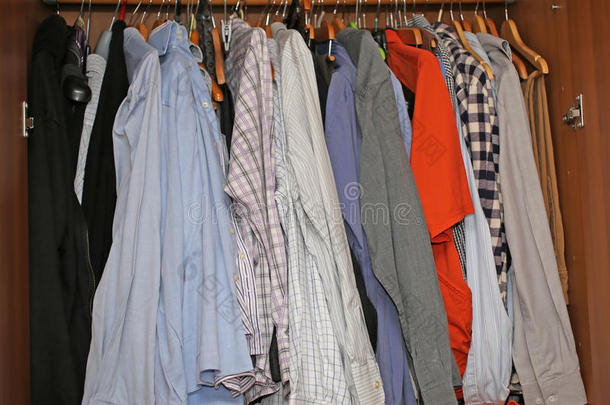 衣架上挂着衣服和衬衫的柜子