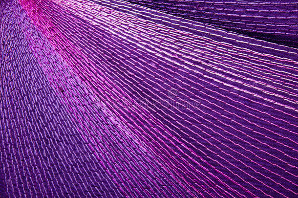 紫罗兰色织物的<strong>彩色拼接</strong>成形图案