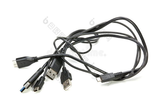 三根孤立的黑色缠绕在白色的usb电缆上