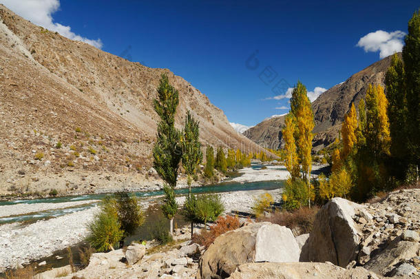 美丽的山川和河流附近的芬达山谷，巴基斯坦北部