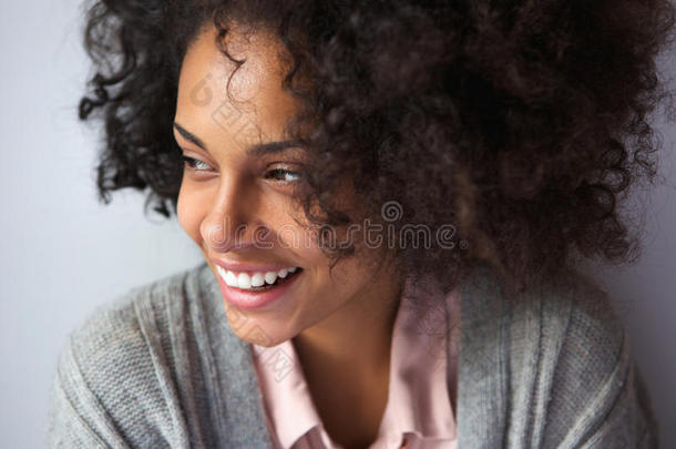 快乐的非洲裔美国女人微笑着