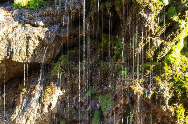 水滴从岩壁上落下
