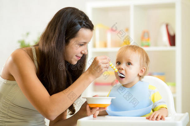 母亲用勺子喂孩子