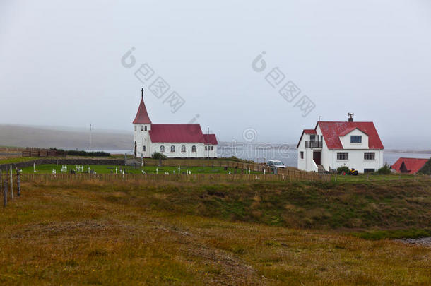 典型的冰岛乡村教堂和房屋