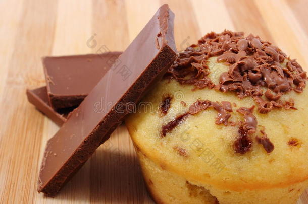 巧克力块和新鲜出炉的松饼放在木板上