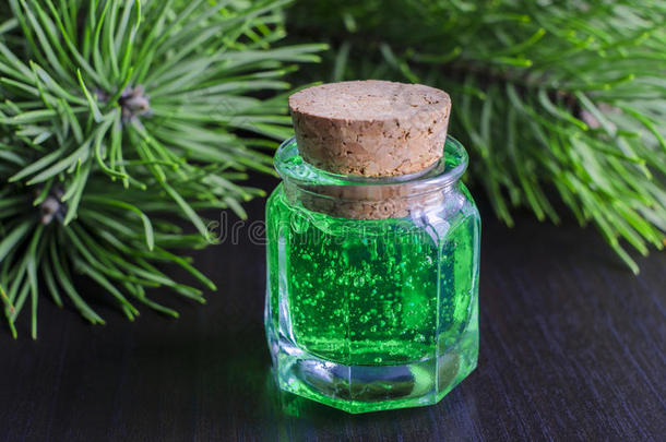 一小瓶绿胶松枝