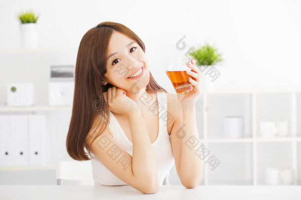 年轻的亚洲女人喝茶