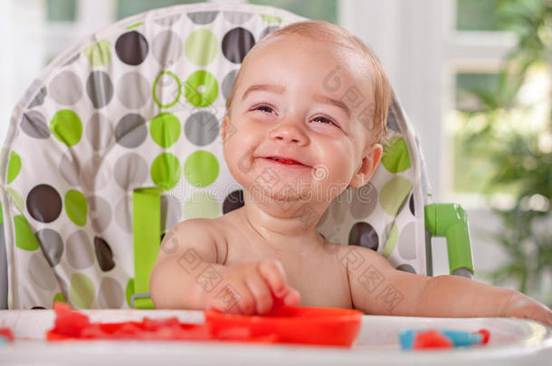 可爱的微笑宝宝喜欢吃西瓜