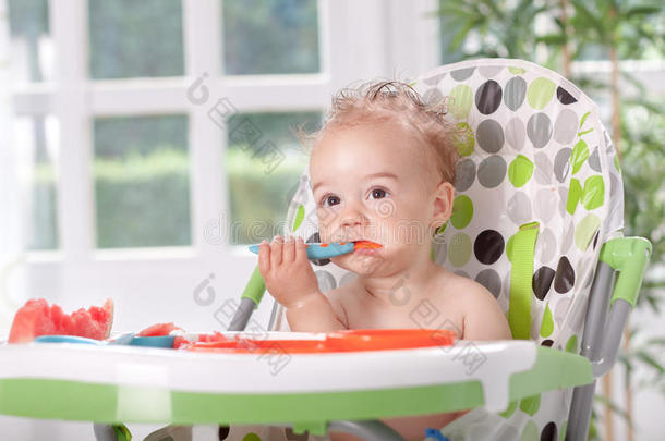 宝宝用勺子吃西瓜