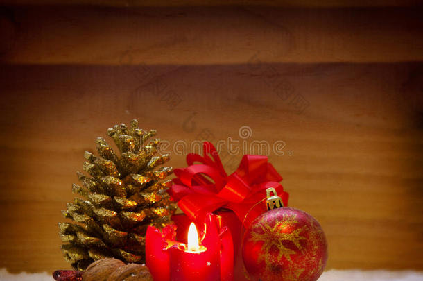 圣诞装饰和圣诞蜡烛。