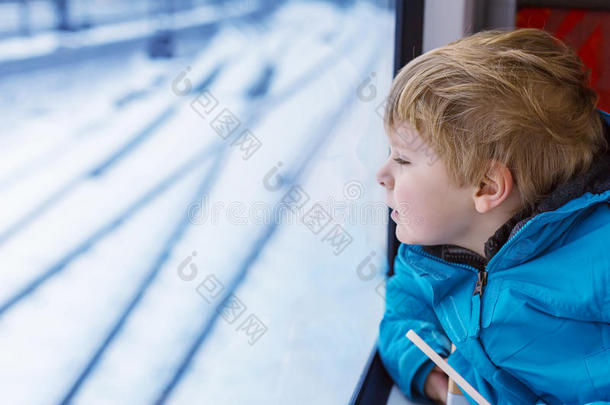 一个可爱的小男孩，在火车<strong>窗外</strong>旅行，看着<strong>窗外</strong>
