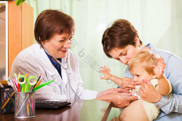 儿科医生检查婴儿