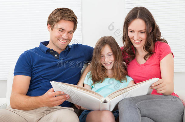 微笑的一家人在看相册