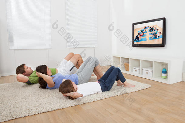 一家人一边看电视一边做仰卧<strong>起坐</strong>