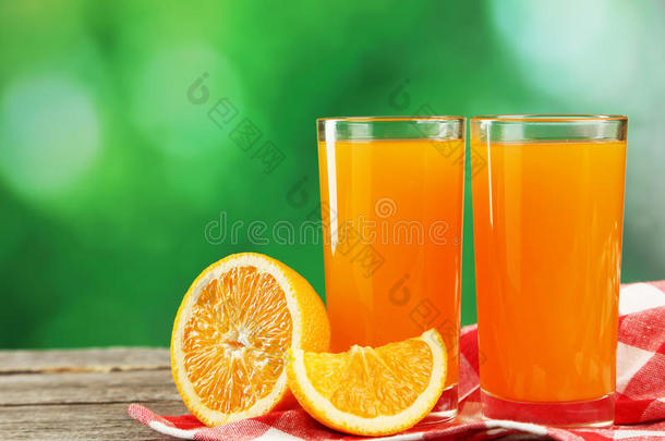 灰色木质背景上的一杯新<strong>鲜橙汁</strong>。