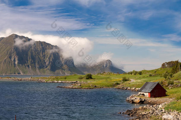 洛弗顿群岛上的风景优美的峡湾，有典型的钓鱼小屋