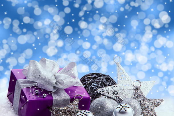 紫色<strong>圣诞礼包</strong>，银丝带礼物。铃铛叮当作响，银色<strong>圣诞</strong>球和<strong>圣诞</strong>星星放在雪地上。