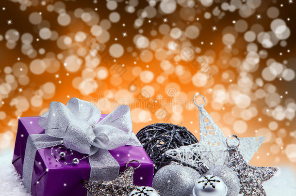 紫色圣诞礼包，银丝带礼物。铃铛叮当作响，银色圣诞球和圣诞星星放在雪地上。