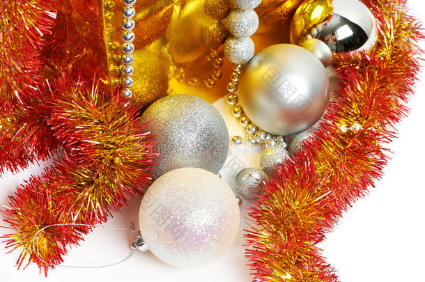 圣诞球和金箔作为新年的象征