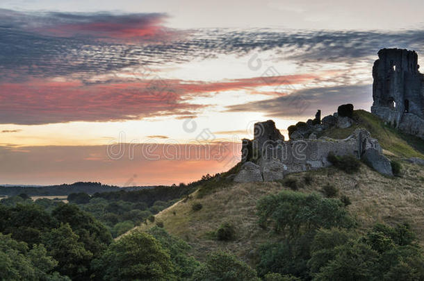 美丽的夏日日出笼罩着中世纪城堡废墟的景色