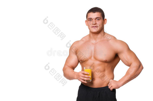 帅气的年轻<strong>肌肉男</strong>运动员拿着一杯果汁