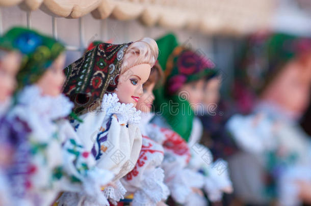 罗马尼亚传统彩色手工娃娃，特写。将在罗马尼亚纪念品市场出售的娃娃。礼品娃娃