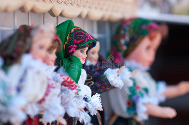 罗马尼亚传统彩色手工娃娃，特写。将在罗马尼亚纪念品市场出售的娃娃。礼品娃娃