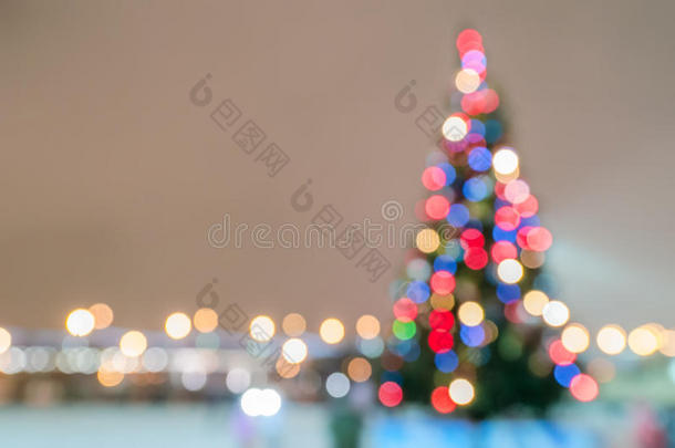 带灯的散焦<strong>圣诞</strong>树<strong>剪影</strong>