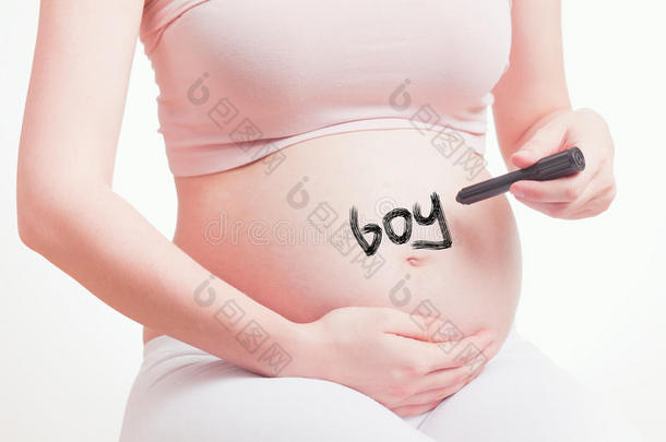 可爱的怀孕妈妈怀着一个男孩