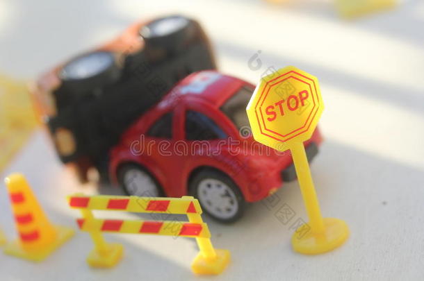 交通事故区用黄色的停车标志柱封锁起来
