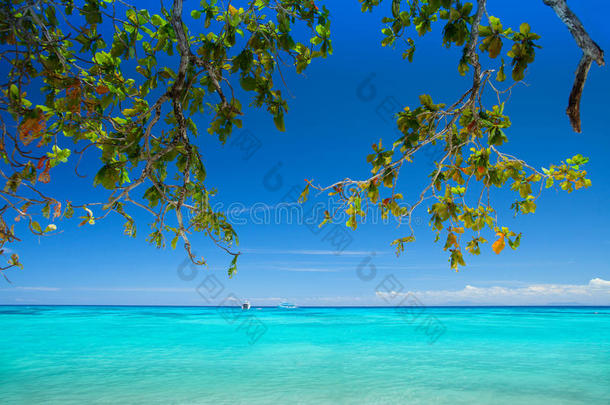 泰国南部的大开岛，美丽的海滩和蓝色的大海