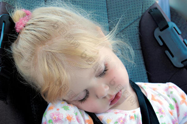 睡在汽车座椅上的小女孩