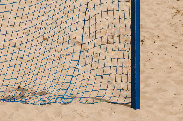 夏季足球运动。沙滩上的球网