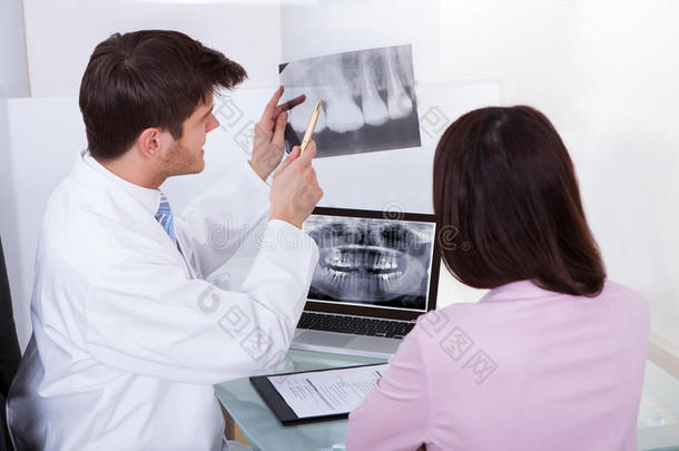 牙医向病人讲解牙科X光片