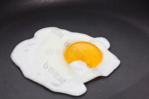 煎鸡蛋，煎一面朝上