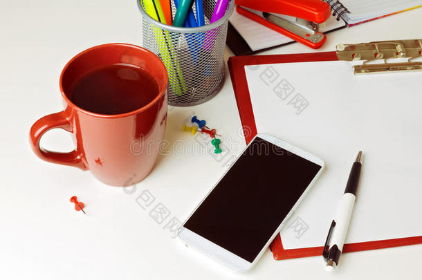 白色<strong>桌面</strong>上有手机、咖啡和办公用品。经营理念