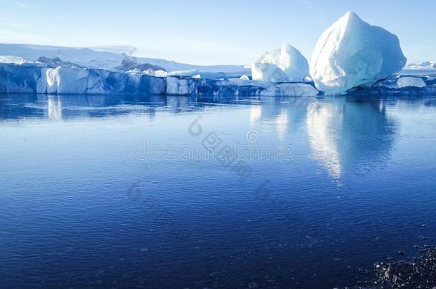 在冰岛的冰湖开始冬天