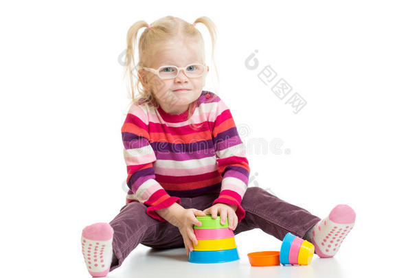 戴着五颜六色的儿童眼镜玩金字塔游戏