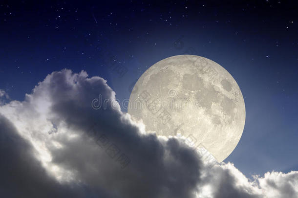 夜色中的大月亮